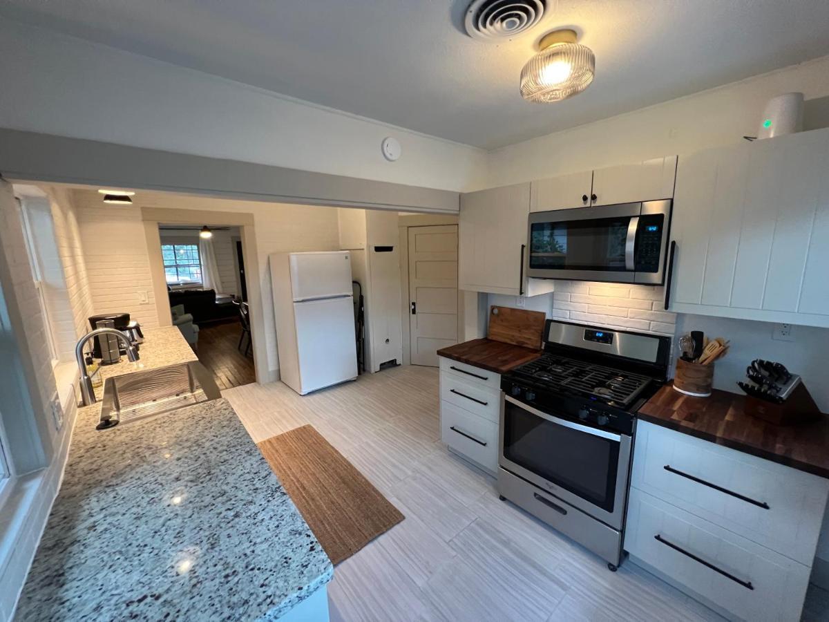 Downtown Williams, Walk Everywhere, Remodeled Exterior foto